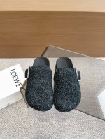 LOEWE 罗意威 25ss 新款 勃肯拖鞋来自秀场 品牌设计师Jonathan Anderson一贯的玩味主义色彩 新款 勃肯 穆勒拖鞋以可爱有趣的圆形鞋头搭