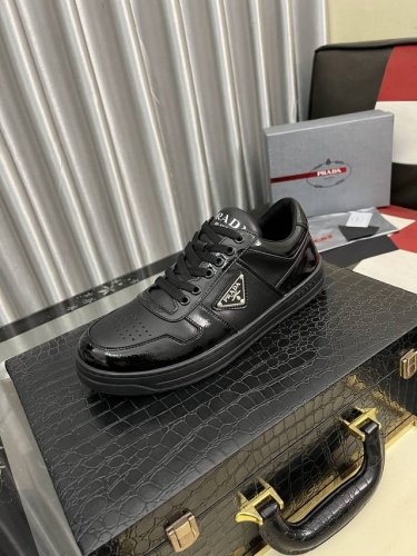 出厂价Pp： Prada 普拉达 -高端品质 原单休闲运动鞋 -鞋面：纳帕小牛皮、品牌高丝光镂空帆布、鞋身车缝品牌金属扣件、鞋舌注塑品牌Logo -内里：水染牛