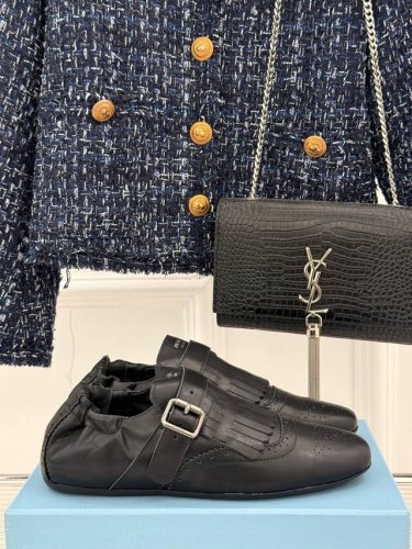厂价半拖 乐福鞋 Prada 普拉达25Ss新品复古 走秀流苏乐福鞋半拖鞋系列 流苏搭配雕花工艺设计 网红Ins热捧 复古又时尚 上脚非常舒适又百搭！ 鞋面采用