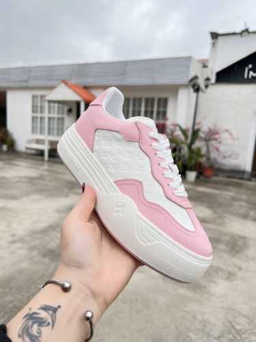 本款 LV Groovy platform 运动鞋为牛皮革局部压印 Monogram 图案，并拼接七十年代鞋面与大号橡胶外底。鞋带装饰和外底绽放 Monogra