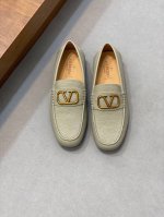 Vt家 新品驾车鞋 华伦～ 官网同步发售 经典款式包子鞋 纯手工缝制鞋面 鞋帮皮革鞋鞍处金属v字母粒扣徽标 懒人专属一脚蹬套脚包子鞋 精致手工缝线 做工细节堪比