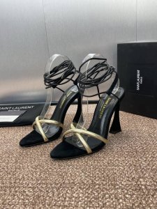 工厂p价p Saint Laurent paris 圣罗兰2025春夏新款罗马风格高跟女鞋 Ysl明星同款烫钻圆头交叉带露趾凉鞋 材质:进口羊猄烫钻工艺 金属羊