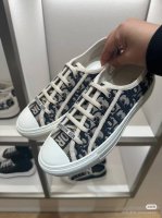 家上新啦，与官网同步出厂价 元WALK N DIOR 刺绣帆布鞋系列 全棉丝双面立体刺绣 此款鞋所有材料均为原版开模，上至五金，鞋带，大底，PU中垫...鞋面布