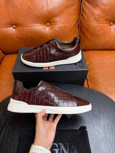 ermenegildo zegna 杰尼亚 系带男士休闲板鞋此 triple stitch 运动鞋由反绒牛皮制成，鞋身外腰压印品牌名称，ip超轻鞋底缝线鲜明。牛