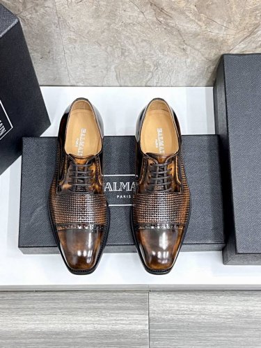 balmain 巴尔曼新款男士皮鞋 面料采用进口原版牛皮 车缝线工艺打造 全进口胎牛皮 看得见的质感 重工车线 标配Logo牛皮垫脚 大牌体验 上脚柔软舒适 男