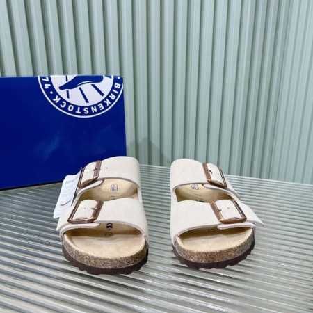 290 男+10升级版 Birkenstock德国勃肯四季鞋，进口丝光牛皮反绒鞋面。垫脚也是丝光牛皮反绒，数码转印Logo。超轻Eva发泡大底。环保可循环木屑水 - 点击图像关闭
