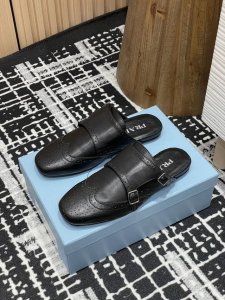 半拖 -单鞋 -25Ss春夏新款Prada复古手工雕花皮雕扣平底乐福鞋 半拖鞋这款鞋履着意呈现经典与复古格调，兼具阳刚气质与柔美风情，形成二元对比，彰显Prad