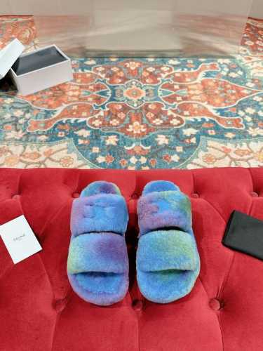 Celine 塞琳 4 秋冬新品100%纯羊毛拖鞋 毛茸茸的羊毛是选用欧洲进口a级羊毛 原版1:1复刻，鞋面和垫脚logo是羊皮 Tpu大底，耐磨防滑！码数35