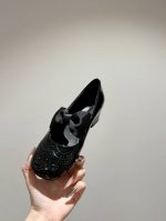 Miu Miu 缪缪 25 早春新品 专柜主打最新走秀款 复古玛丽珍粗跟单鞋缪家高货 顶级工艺打造精品质感 无敌舒适 绝对是一见钟情款！时尚百搭，人手必备！鞋面