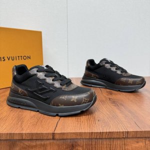 工厂P价 Lv Classic 男士运动鞋出货 轻质厚底胖丁面包鞋，超级百搭款多重风格强势来袭！ 这款运动鞋以光滑牛皮革冲孔和粒面牛皮革拼接塑造考究设计，粒面牛