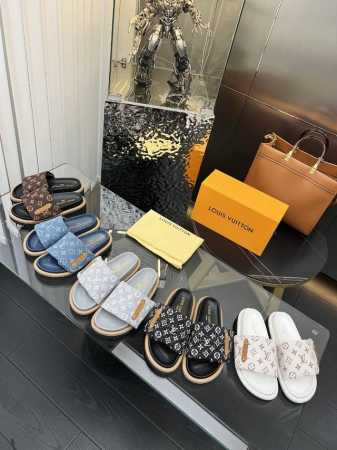 冲量价: Louis Vuitton路易威登春夏新款拖鞋火爆上市 1:1高级定制 秒杀一切仿品 原版开模Logo装饰 既时尚又美观 面料:进口压花丝绸面料 内里 - 点击图像关闭