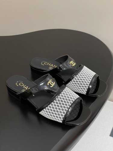 Chanel 小香25p春夏新品双C网面懒人拖鞋 夏天一定要入的拖鞋系列 鞋面：牛漆皮拼接渔网 内里垫脚：丝绸羊皮 鞋底：意大利进口牛皮大底 码数：35-39