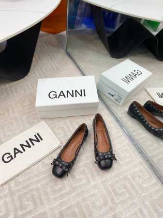 出厂380 Ganni春夏走秀款单鞋 一年四季都可以穿的单鞋来了，一双封神的四季鞋 简约复古设计，关键是舒适百分逛街日常都可，绝不会成为鞋柜里的摆设， 酷女孩必 - 点击图像关闭