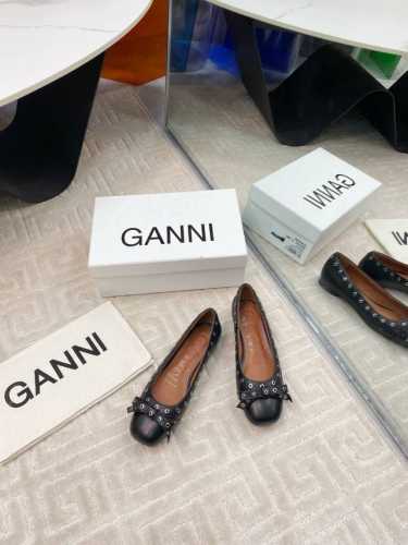 出厂380 Ganni春夏走秀款单鞋 一年四季都可以穿的单鞋来了，一双封神的四季鞋 简约复古设计，关键是舒适百分逛街日常都可，绝不会成为鞋柜里的摆设， 酷女孩必