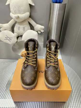 LV踢不烂的联名款确认发售 Louis Vuitton x Timberland靴子。 这双鞋整体还是以Timberland 畅销的大黄靴为原版，再在鞋面上通过 - 点击图像关闭