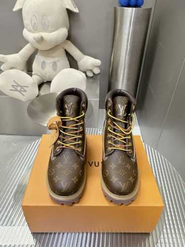 LV踢不烂的联名款确认发售 Louis Vuitton x Timberland靴子。 这双鞋整体还是以Timberland 畅销的大黄靴为原版，再在鞋面上通过
