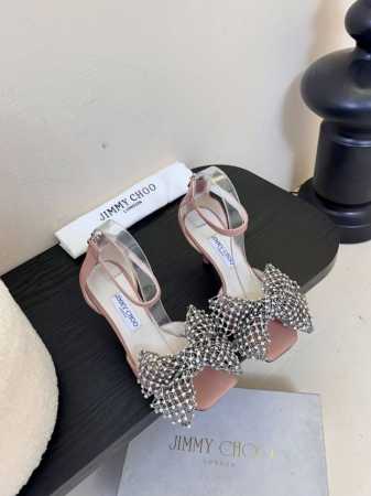 jimmy Choo 2025春夏系列 重逢惊艳，优雅邂逅 碰撞之美即将驭梦而来 面料：进口羊猄皮和纳帕纹羊皮。 内料：上等小羊皮 大底：意大利三A级牛皮底 跟 - 点击图像关闭