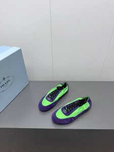 出厂 Prada 普拉达春夏秀款薄底德训鞋 25ss秀款出境率最高的单品 鞋面麂皮有肌理感，内里羊皮包裹，软软糯糯的 鞋垫加厚小羊皮，踩上去无比舒适，有支撑感，