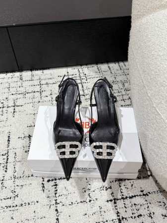 橙子出厂价P Balenciaga 巴黎世家新款 水钻Bb扣尖头高跟凉鞋 高跟鞋 巴黎世家的鞋子绝对开了挂，整双鞋的精髓就是它的鞋头了，够长够尖，并且不带臃肿感 - 点击图像关闭