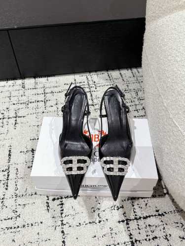 橙子出厂价P Balenciaga 巴黎世家新款 水钻Bb扣尖头高跟凉鞋 高跟鞋 巴黎世家的鞋子绝对开了挂，整双鞋的精髓就是它的鞋头了，够长够尖，并且不带臃肿感