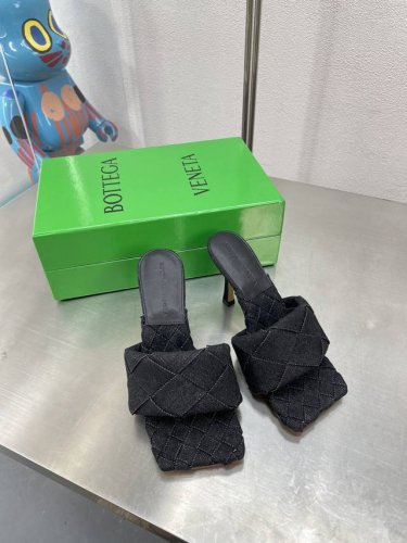 Bv 葆蝶家 新色春夏 高跟大编织拖鞋 黑色洗水牛仔 编织设计元素 堪称Bv家族设计基因 9Cm跟高 搭配注塑前掌真皮大底 走路稳 不累脚 鞋面采用手工编织 搭