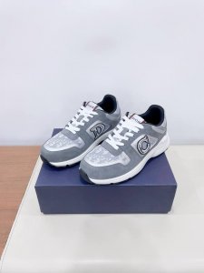 dior 迪奥老爹运动鞋 顺应复古市场的趋势的 Dad Shoes风格鞋款鞋舌上的Dior标志 鞋身运用了质感细腻的皮革和网眼布面材质拼接成鞋身，鞋身两侧有显眼