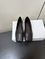the Row 小众潮牌 25Ss早春新款 芭蕾舞鞋 单鞋 超级柔软舒适 春天的第一双奶奶鞋非它莫属 金灿灿的美丽需要立马分享 超级软糯的皮子，暴走不累，软底的