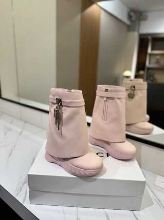 GIVENCHY纪梵希2024新款坡跟增高显瘦鲨鱼靴 风靡时尚圈的裤腿靴，非纪梵希莫属 堪称裤腿靴开山鼻祖，增高，显瘦 经典版型一再升级，全真皮制作 正品开模， - 点击图像关闭