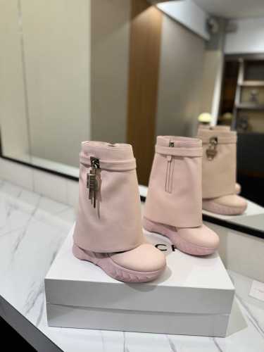GIVENCHY纪梵希2024新款坡跟增高显瘦鲨鱼靴 风靡时尚圈的裤腿靴，非纪梵希莫属 堪称裤腿靴开山鼻祖，增高，显瘦 经典版型一再升级，全真皮制作 正品开模，