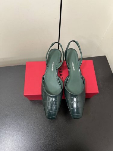 Ferragamo菲拉格慕专柜夏季系列新品 镂空金属跟 后空凉鞋 鞋型线条流畅 版型超赞 上脚舒适.**.显瘦.拉长腿部线条 进口小牛皮，小羊皮内里 意大利高密