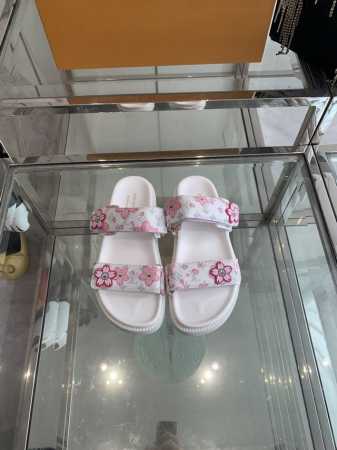 Louis Vuitton 路易威登村上隆联名款 春夏新品凉拖 本款凉鞋选用牛皮革 令宽幅鞋带穿梭于皮革鞋舌之间 再以村上隆太阳花标识注入品牌底蕴 橡胶外底承袭 - 点击图像关闭