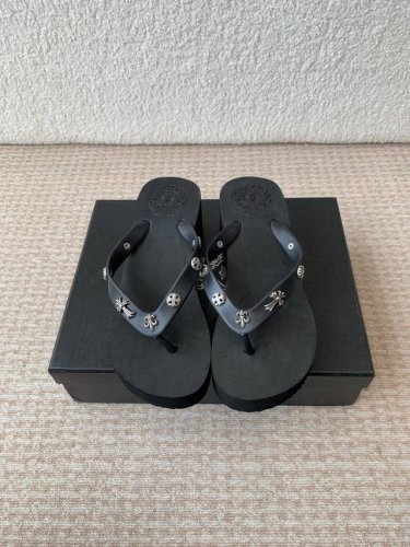 chromehearts 克罗心 25Ss 今夏最流行的懒厚底人拖鞋，韩版潮流夏季时尚 高端大气上档次外，更适合懒人族们，一脚蹬就穿好了，都不用动下手，方便快捷