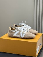 lv Ss25 New Arrival 从足尖来到街头 在 Balletcore 演变的关键节点 Lv用名为 Lv Sneakerina 的鞋款 给出了柔软之外