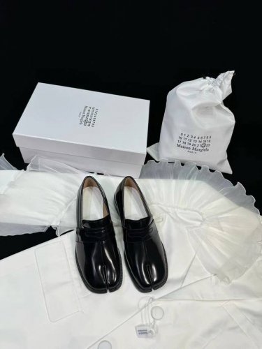 乐福鞋 男款+80 maison Margiela 马吉拉Mm6家 分趾Tabi小皮鞋乐福鞋 原版购入开模双层鞋底 鞋型很大方 搭配各种风格都 轻松驾驭 小短腿
