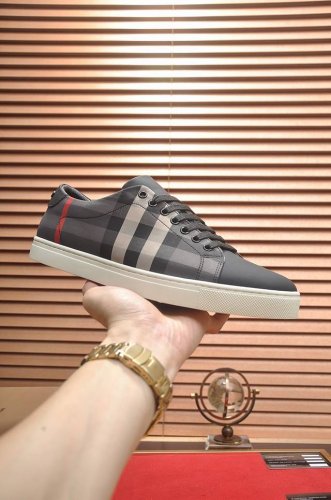 出厂价 Burberry巴宝莉 牛皮内里 经典低帮运动鞋｜进口牛皮搭配经典格纹布料｜牛皮内里｜原版大底｜做工精细穿着舒适 Size：38-44 45定做