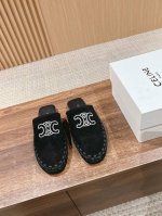 390 #思琳凯旋门刺绣Logo包头半拖穆勒拖鞋高级感十足 网红Ins 种草神器、非常复古风 气场十足单品、设计风格非常新颖、高档且非常舒适 牛皮磨砂材质 真皮