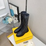 系带中筒 - 约33cm Fend*全新升级版本马丁靴经典秋冬系列 FF袜子弹力系带中筒靴Rockoko超显瘦 鞋面：系带款采用原版雾面哑光牛皮 内里：进口羊皮
