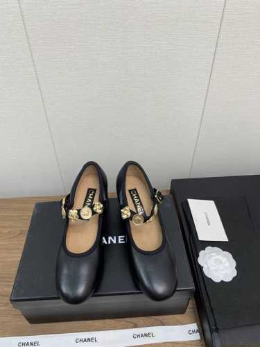 CHANE*｜小香24a玛丽珍新品最美系列 珍珠 芭蕾单鞋 香家高级感这块总让人大写的服气 看起来蛮简单的款式 但上脚就莫名很高阶 之前好多人找我要上班的单鞋这