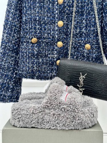 厂价 Balenciaga｜巴黎世家24S新品字母刺绣泰厚底迪毛毛拖鞋 独家正确版本、原版开发、时尚圈内各大网红明星又在拼命种草的款式。火爆整个ins！又是一个