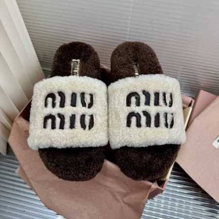 顶级版本 Miumi*新款字母刺绣羊毛拖鞋毛毛拖鞋 鞋面采用A级羊毛皮毛一体羊羔毛，与原版一致满鞋全部采用纯羊毛，大底与原版一样的TPU材质底片耐磨防滑 Siz - 点击图像关闭