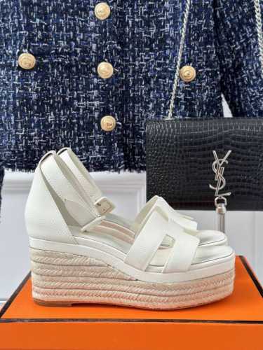 厂价 HermèS 爱马仕经典防水台H 坡跟厚底麻绳底凉鞋 极约复古的设计 浓厚的异域风情 时髦感十足、随便上脚都很有腔调 简简单单的款式随便搭配一下高级感就很
