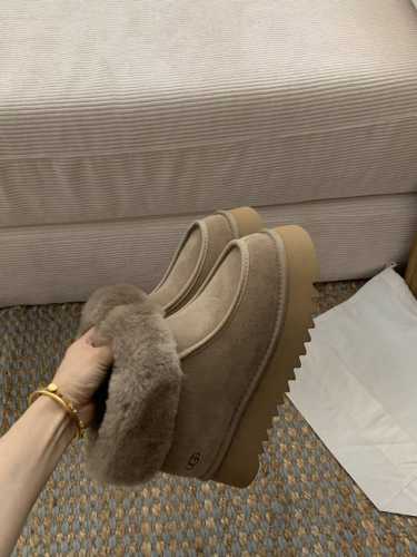 UGG厚底翻毛款 毛绒绒靴口超可爱暖暖哒百搭好穿 可以搭配针织腿套是专属冬季的时尚 还可以增高显腿长 避免被雪水打湿 码数：35-40 三色 栗色 芥菜籽 羚羊