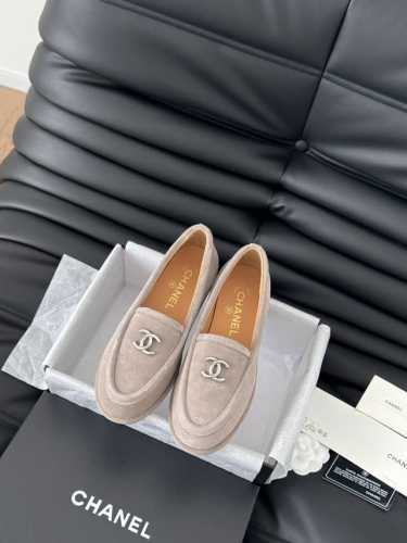 Chanel 24K秋冬新款乐福鞋 新款双C经典 上脚很舒服诶 美拉德棕色还是很适合秋冬的～ 鞋面麂皮 牛皮 内里羊皮 真皮大底 Size:35-39 其他码数