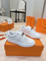 出厂价Pp： 情侣款 顶级版本 Herm*S 爱马仕Kelly鞋扣休闲小白鞋鞋上线！ 升级版 市场最高版本！代购级别品质！贵族气质！ H家族很少出平底休闲鞋而且