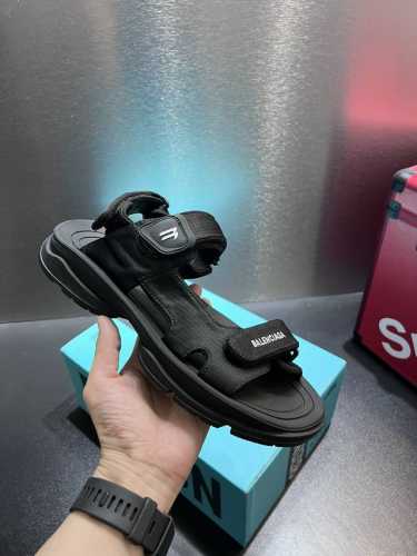 Balenciaga新款tourist系列 巴黎世家魔术贴凉鞋走秀款 原版购入开模量产 上脚超级舒适 搭配袜子更好看 鞋面由尼龙网格面料搭配莱卡面料制作 三根魔