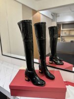 装柜新款华伦天奴VALENTINO GARAVANIVLOGO TYPE牛皮过膝靴 -镂空设计并装有VLOGOTYPE钯金色调配饰 -侧面拉链开合 -时尚潮流