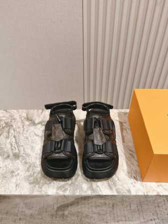 驴家新品 New Arrival～Lv春夏厚底漆皮水台凉鞋.单宁色搭配的牛漆皮皮质，也太出彩了！性感舒适，拉满了夏日美鞋能给的满分情绪价值.凉鞋的造型也很乖巧好 - 点击图像关闭
