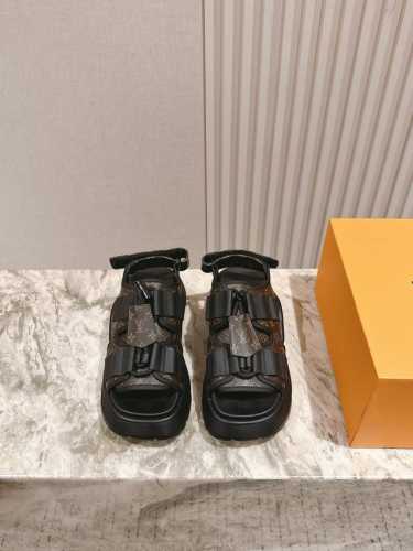驴家新品 New Arrival～Lv春夏厚底漆皮水台凉鞋.单宁色搭配的牛漆皮皮质，也太出彩了！性感舒适，拉满了夏日美鞋能给的满分情绪价值.凉鞋的造型也很乖巧好