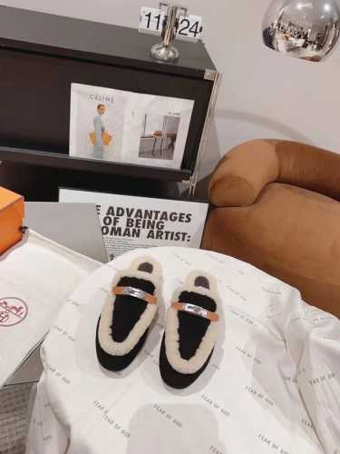 Herm*s 爱马仕 fw23 new arrival～ H家秋冬高羊绒kelly半拖 好看好穿还高级，秋冬决绝子单品 材质：羊京面 羊皮毛一体内里，意大利进口