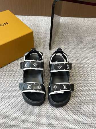 Louis Vuitton 路易威登 春夏凉鞋 增高又显瘦 上脚超酷 特别百搭 搭配袜子秒变时髦精 至少增高5Cm 鞋面头层牛皮 内里进口莱卡 码数：35-40 - 点击图像关闭